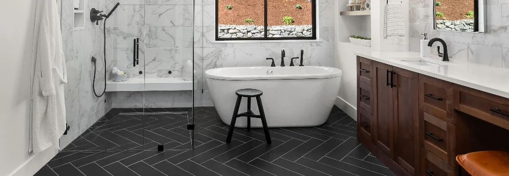 Modernes Badezimmer mit freistehender Badewanne
